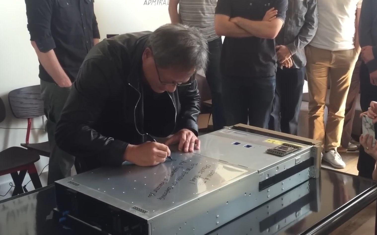 老黄：我当年把全球第一台 AI 超算捐给了 OpenAI