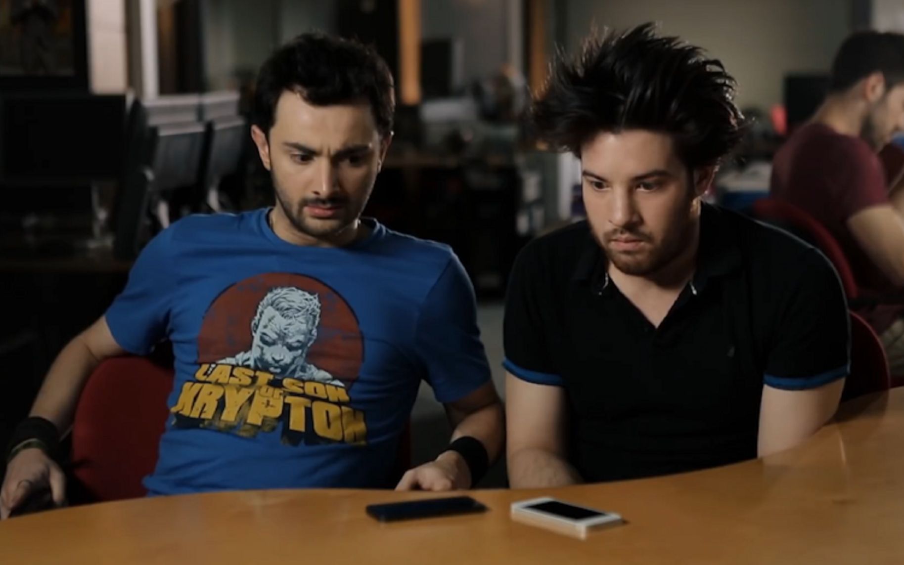 【前方高能】让两台智能手机对话，越说越离谱，扬言占领地球！