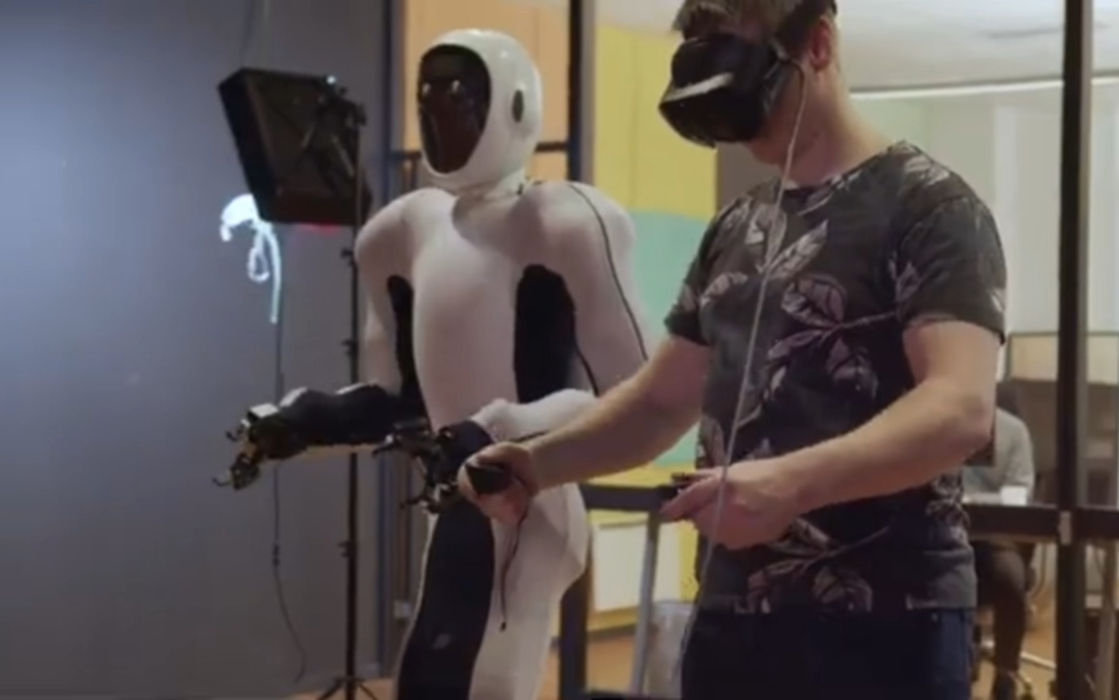 ChatGPT开发商OpenAI2350万美元投资了一家人形机器人开发商1X，加持人工智能之后，终结者要来了！#ChatGPT #人形机器人 #人工智能