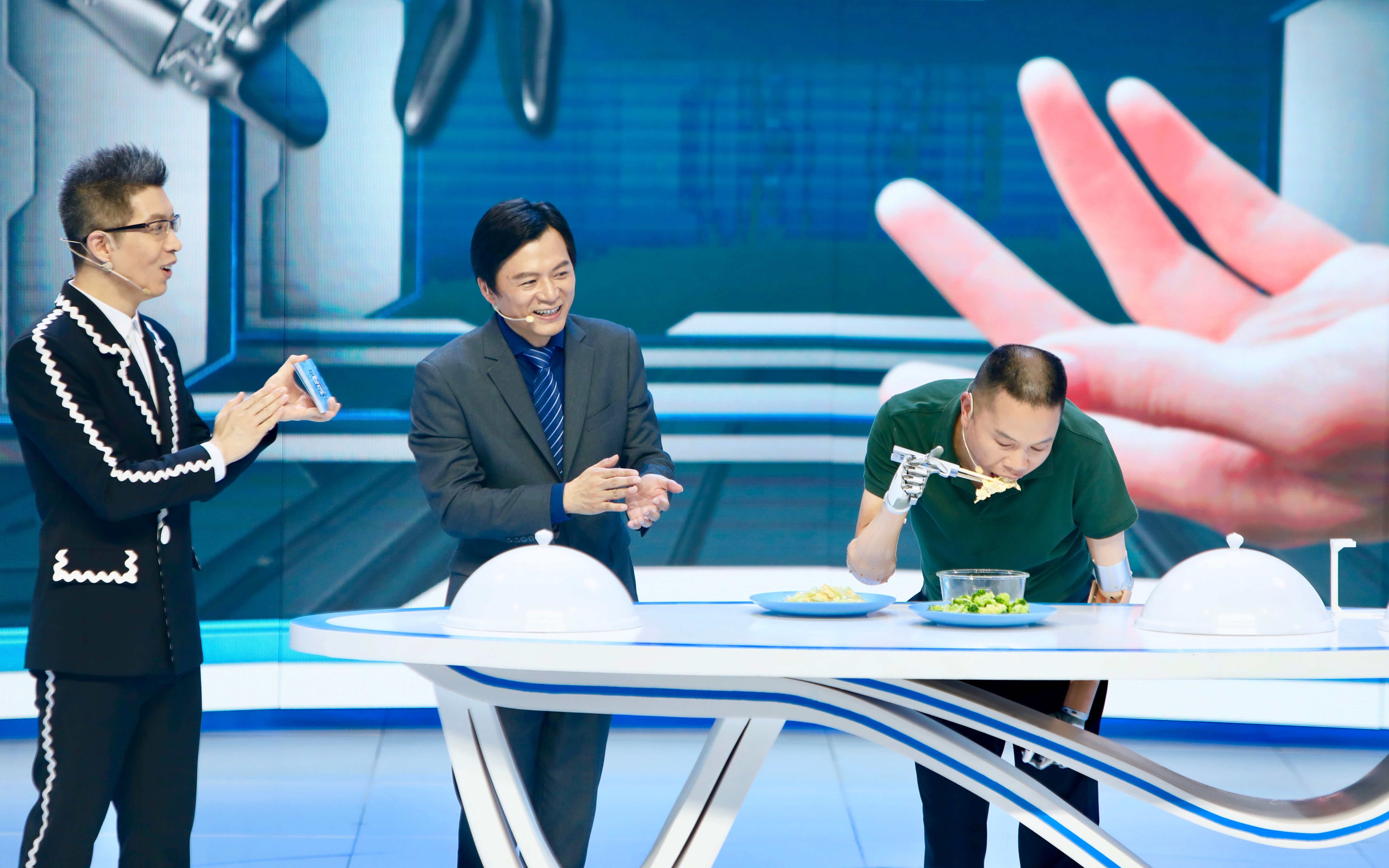 断臂战士戴上肌电手开启新生活  银婚夫妻第一次拥抱让韩雪飙泪