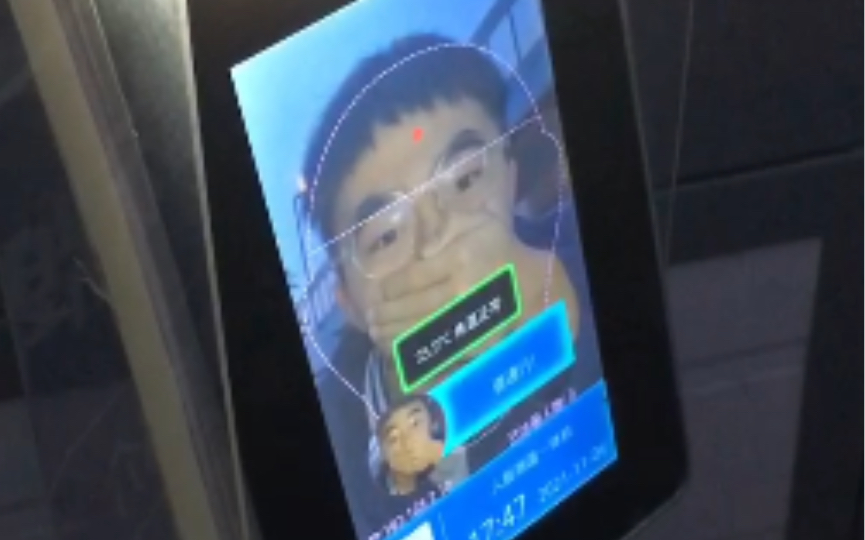 AI：他好像戴口罩了吧？