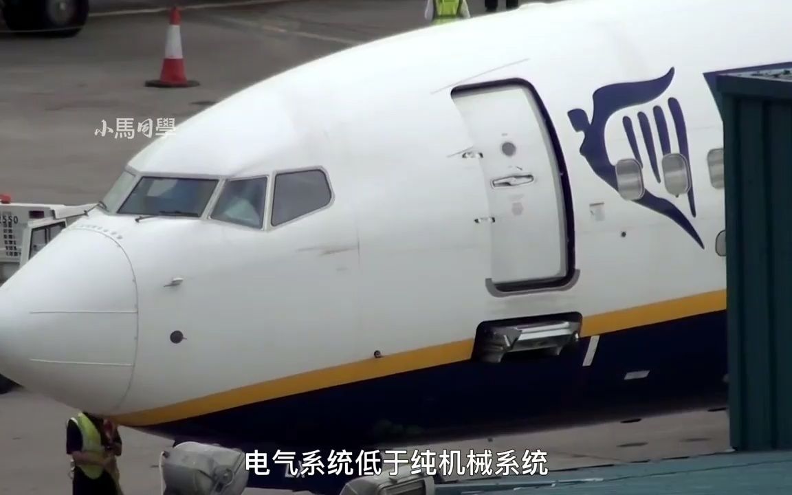 空姐每次关闭飞机舱门都非常费劲，为什么不把它设计成电动舱门