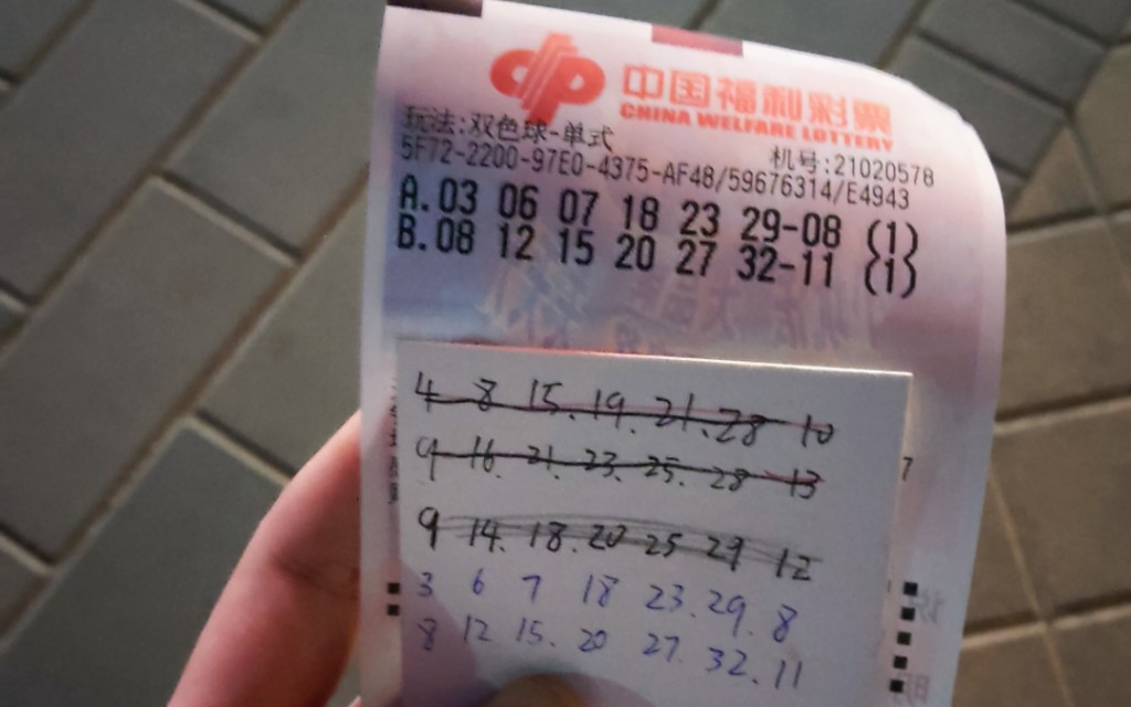 用世上最聪明的工具对决世上最顶级的游戏,chat GPT，能算出今晚的双色球中奖号码吗？ 当我把过去一年的双色球号码发给了chat GPT